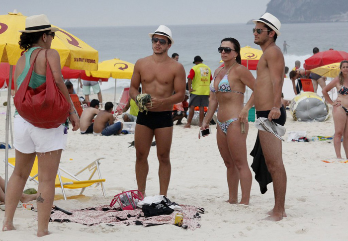 Bruno Gissoni exibe o corpão em praia no Rio