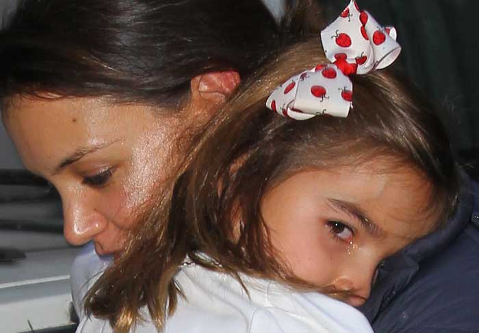 Suri dá chilique e Katie Holmes discute com paparazzo O Fuxico