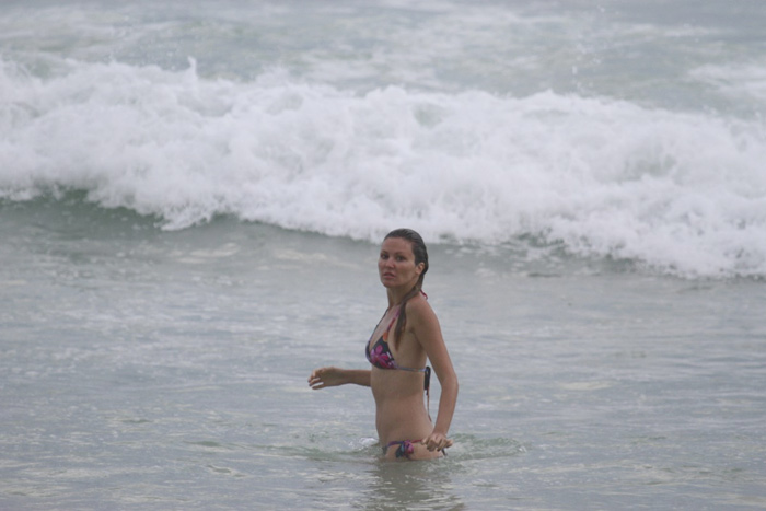 Ellen Jabour aproveita descanso com passeio e mergulho no mar