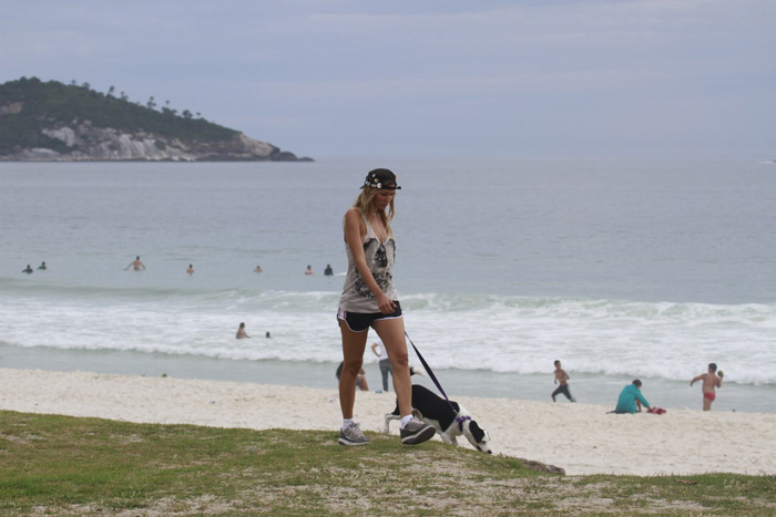 Ellen Jabour aproveita descanso com passeio e mergulho no mar