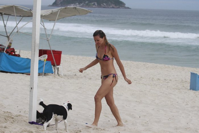 Ellen Jabour aproveita descanso com passeio e mergulho no mar