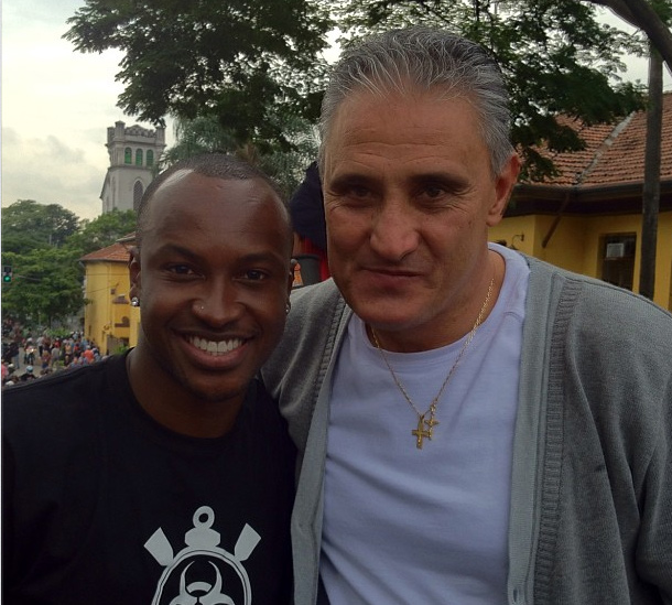 Thiaguinho anima comemorações do Corinthians e segura taça