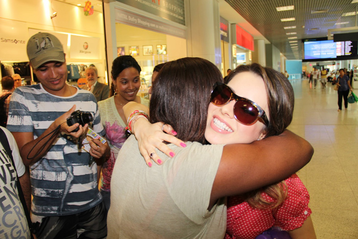 Sandy esbanja simpatia com fãs em aeroporto no Rio de Janeiro