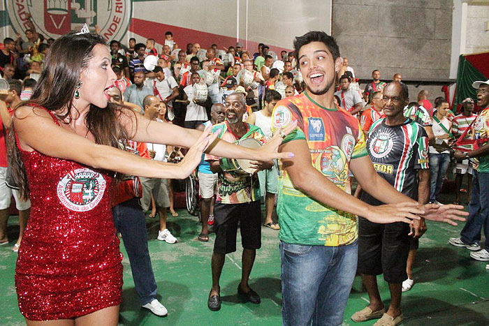 Carla Prata e Rodrigo Simas cantam o samba-enredo da escola