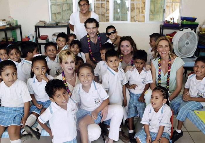 Antonio Banderas e Melanie Griffith se divertem com alunos de escola mexicana