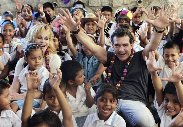 Antonio Banderas e Melanie Griffith se divertem com alunos de escola mexicana