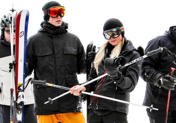 Namorado de Paris Hilton se estabaca durante prática de esqui