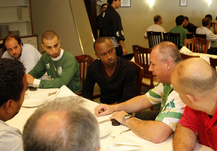 Após xingar Palmeiras, Thiaguinho se reúne com diretoria de torcida