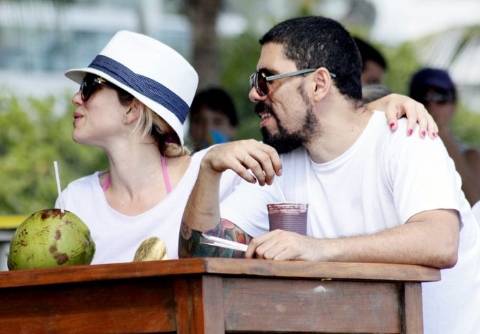 Nathalia Rodrigues toma água de coco com o namorado e o enteado