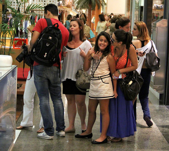 Giovanna Lancellotti passeia com sua irmã em shopping, no Rio
