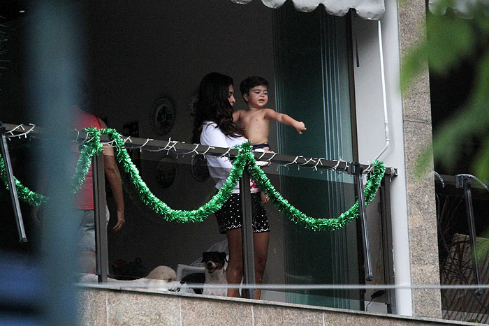 Juliana Paes leva Pedro na casa da vovó - Veja as Fotos