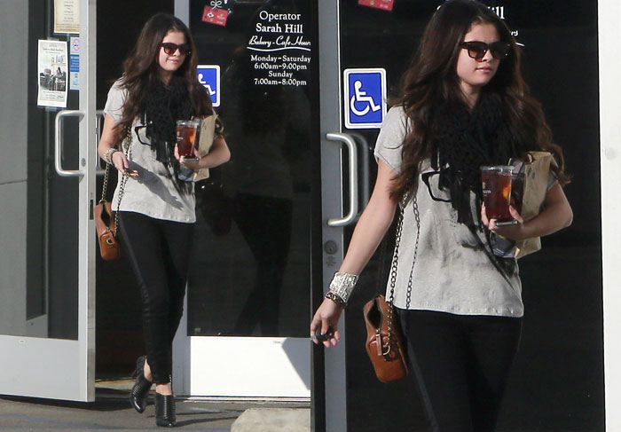 Selena Gomez compra seu almoço em padaria da Califórnia
