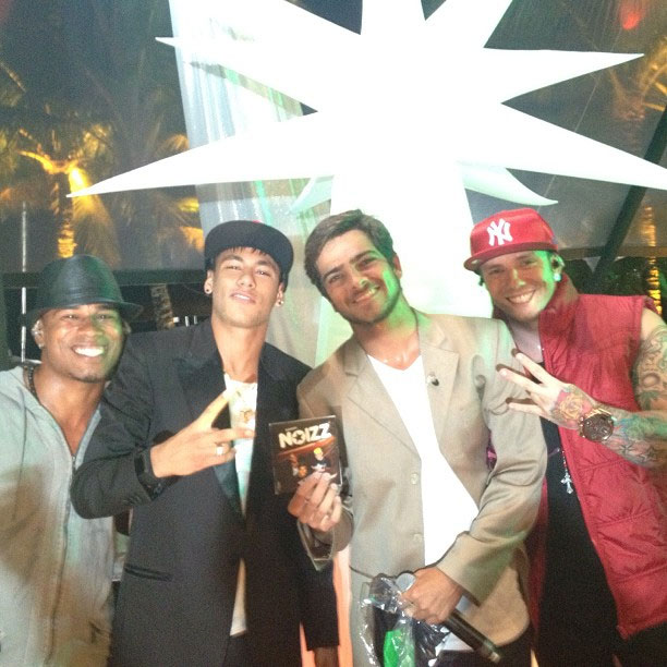 Neymar encontra a banda Noizz durante gravação do TV Xuxa