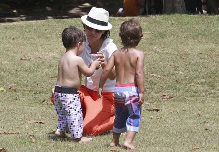 Juliana Knust leva filho a parque na Barra da Tijuca