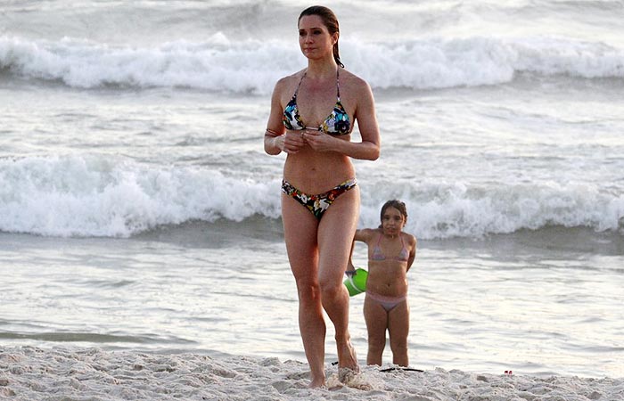 Antes do sol se pôr, Letícia Spiller se joga no mar da Barra