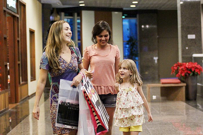 Gabriela Duarte passeia solitária pelo shopping, no Rio