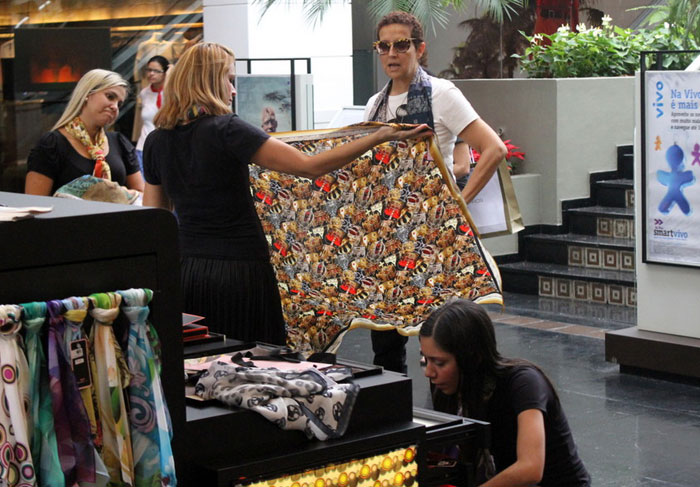 Betty Lago escolhe lenços em shopping carioca