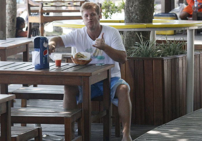 Diego Alemão devora lanche em quiosque no Rio de Janeiro