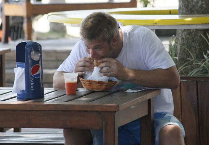 Diego Alemão devora lanche em quiosque no Rio de Janeiro