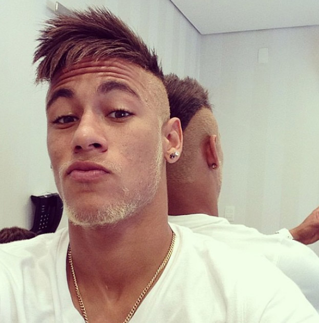 Neymar descolore o cabelo e a barba