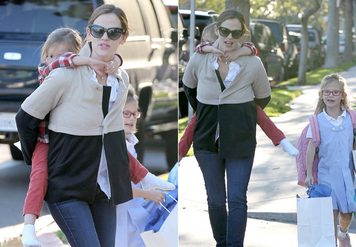  Jennifer Garner passeia com a filha Seraphina de cavalinho