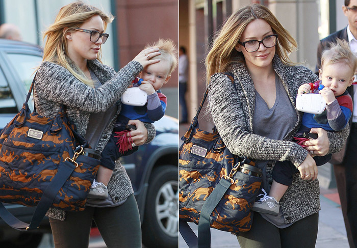  Filho de Hilary Duff rouba a cena com cabelo desarrumado