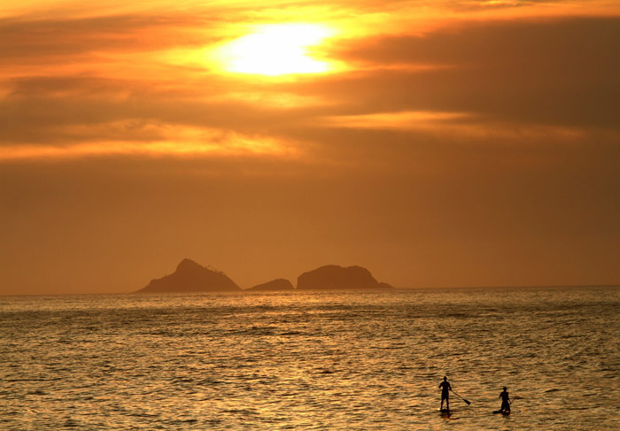 Drica Moraes curte  o por do sol com o marido e o filho