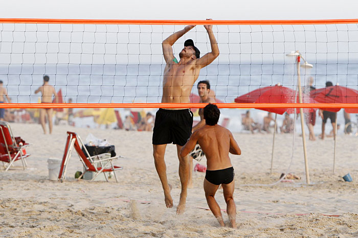 Fernanda Lima e Rodrigo Hilbert jogam vôlei na praia do Rio