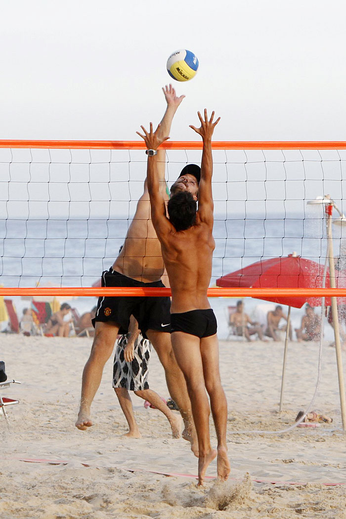 Fernanda Lima e Rodrigo Hilbert jogam vôlei na praia do Rio