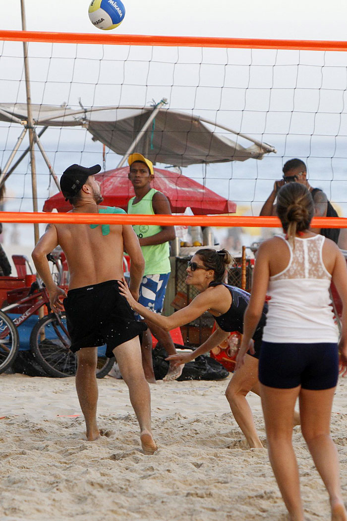 Fernanda Lima e Rodrigo Hilbert jogam vôlei na praia do Rio