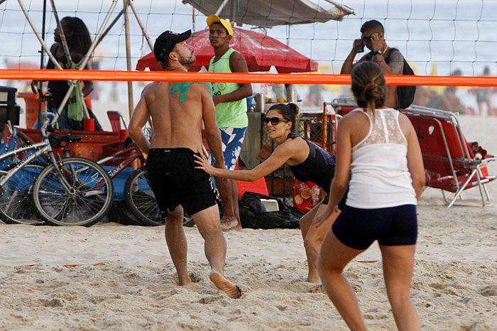 Fernanda Lima e Rodrigo Hilbert jogam vôlei na praia do Rio