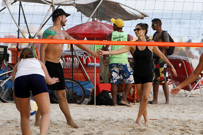 Fernanda Lima e Rodrigo Hilbert jogam vôlei na praia do Rio