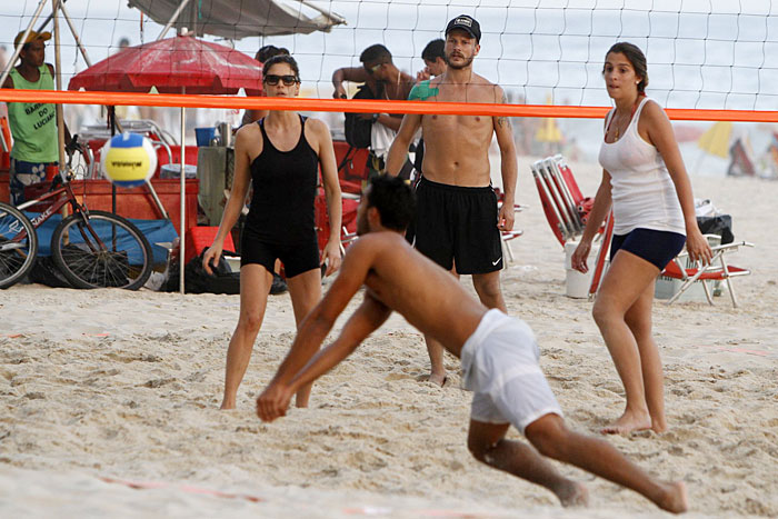 Fernanda Lima e Rodrigo Hilbert jogam vôlei na praia do Rio