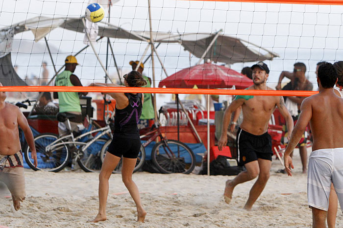 Fernanda Lima e Rodrigo Hilbert jogam vôlei na praia do Rio