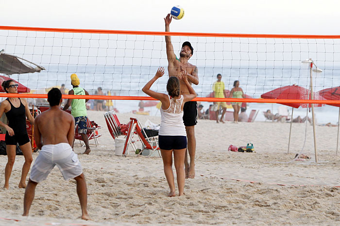 Fernanda Lima e Rodrigo Hilbert jogam vôlei na praia do Rio