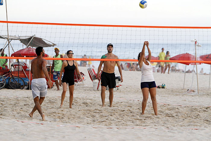 Fernanda Lima e Rodrigo Hilbert jogam vôlei na praia do Rio