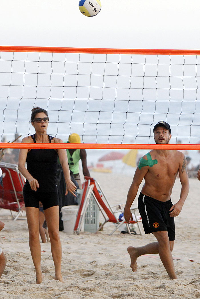 Fernanda Lima e Rodrigo Hilbert jogam vôlei na praia do Rio