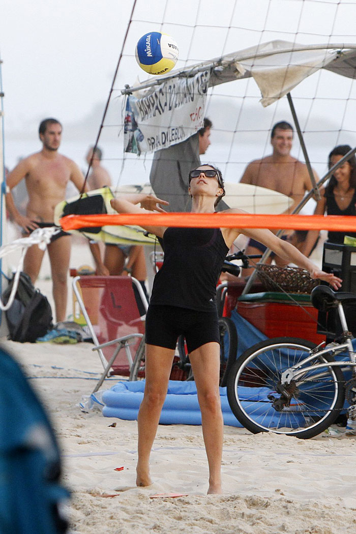 Fernanda Lima e Rodrigo Hilbert jogam vôlei na praia do Rio