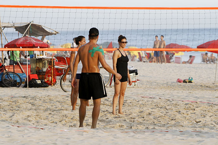 Fernanda Lima e Rodrigo Hilbert jogam vôlei na praia do Rio