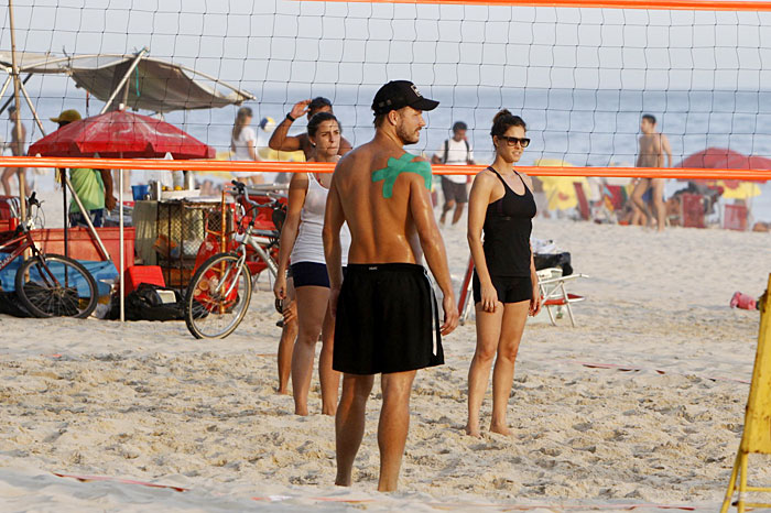 Fernanda Lima e Rodrigo Hilbert jogam vôlei na praia do Rio