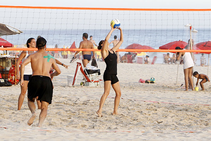 Fernanda Lima e Rodrigo Hilbert jogam vôlei na praia do Rio