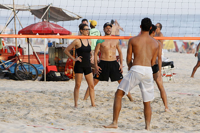 Fernanda Lima e Rodrigo Hilbert jogam vôlei na praia do Rio