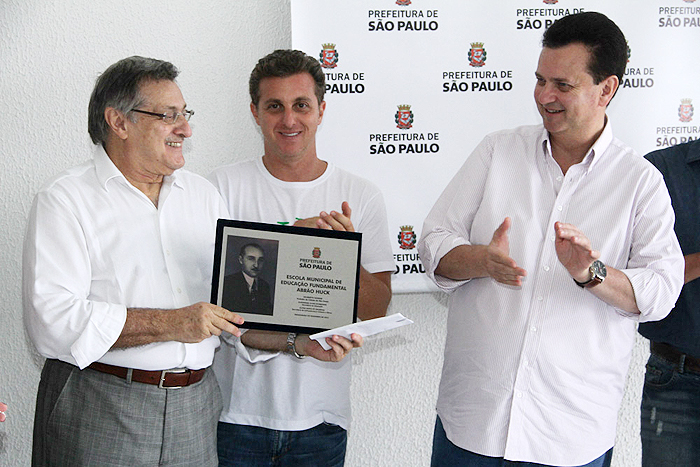 Luciano Huck levanta plaquinha “estou sem voz” para prefeito de São Paulo