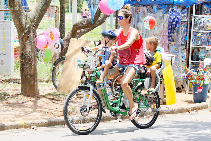 Fernanda Lima leva os filhos para passear de bicicleta no Rio