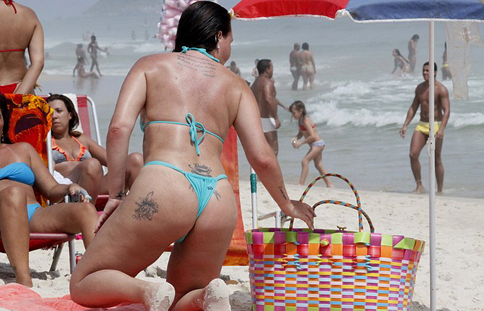 Cristina Mortágua faz top less em praia no Rio de Janeiro