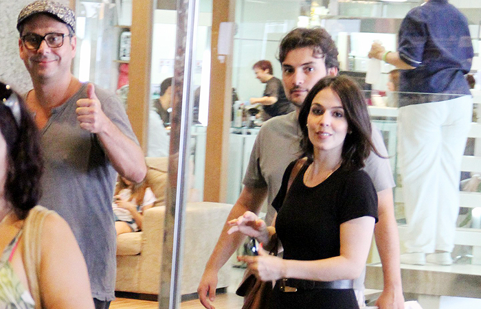 Alexandre Nero passeia com a namorada em shopping na Barra da Tijuca