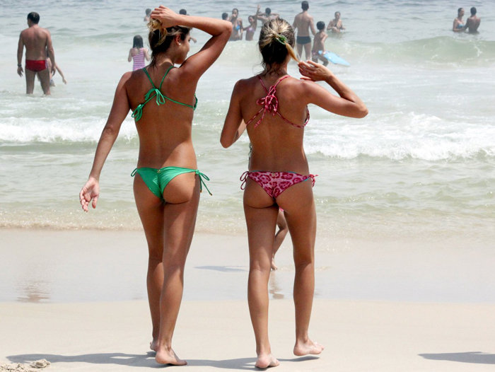 Bia e Branca mostram a ótima forma na praia da Barra da Tijuca