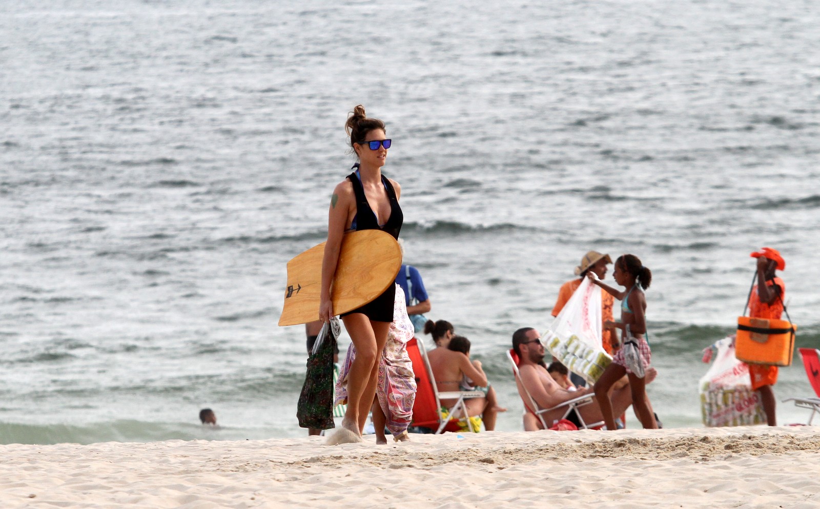 Fernanda Lima e Rodrigo Hilbert brincam com seus filhos na praia do Leblon