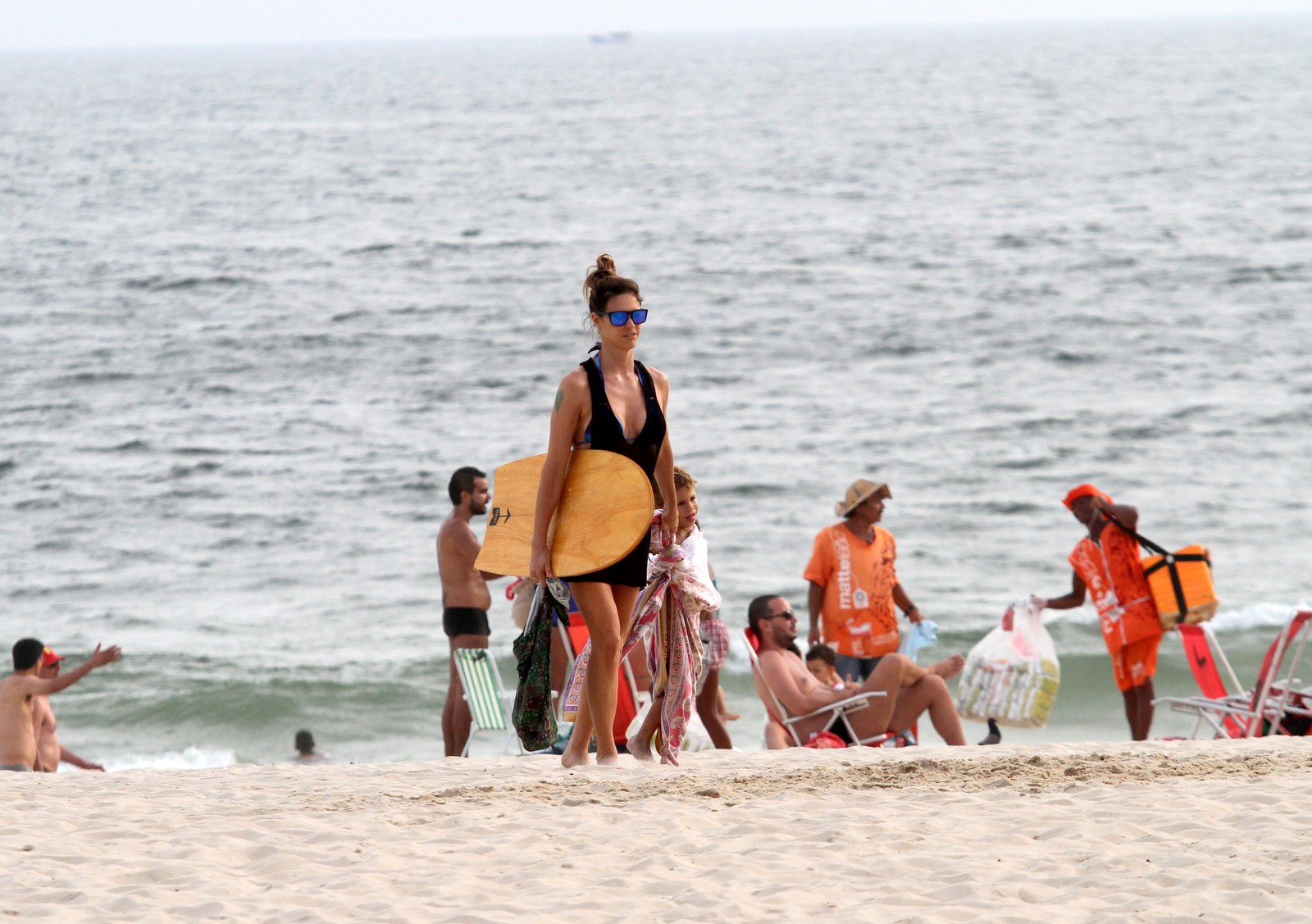 Fernanda Lima e Rodrigo Hilbert brincam com seus filhos na praia do Leblon