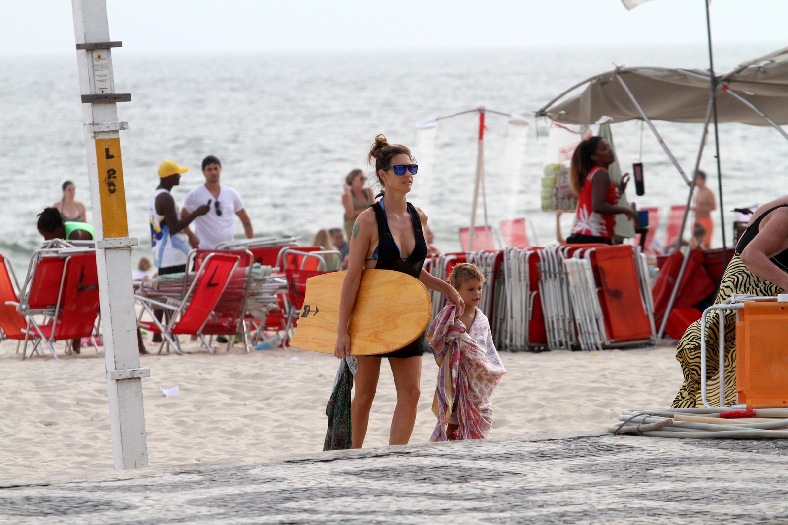 Fernanda Lima e Rodrigo Hilbert brincam com seus filhos na praia do Leblon